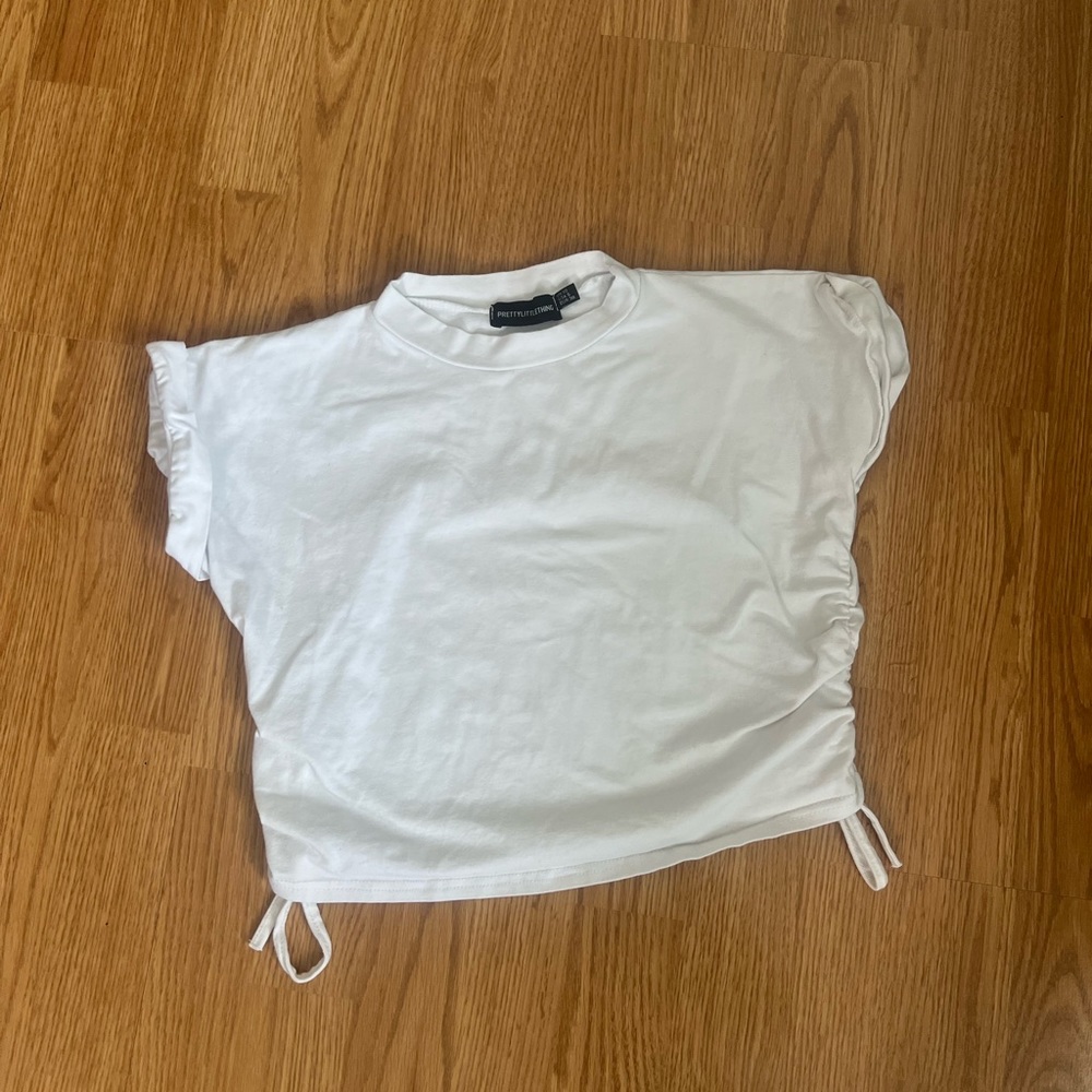 prettylittlething basic white cropped tee shirt